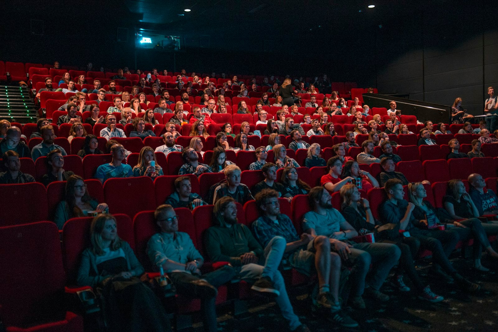 Publikum in einem echten Kinosaal während einer Filmvorführung