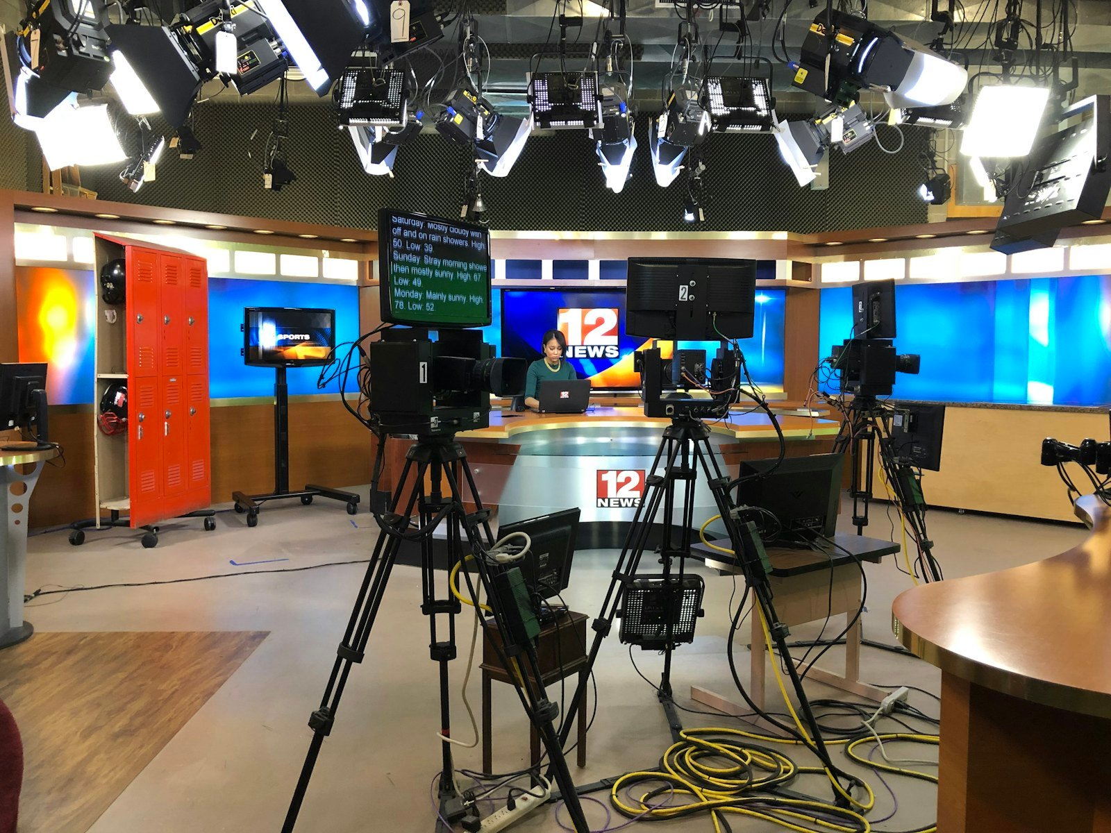Professionelles Fernsehstudio mit Kameras für eine Live-Sendung