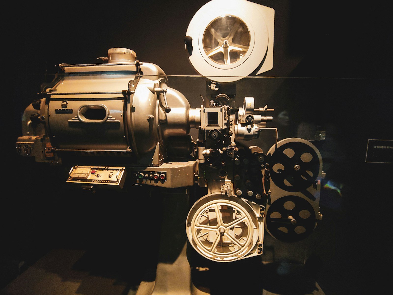 Echter klassischer Filmprojektor als Symbol für Filme und Serien